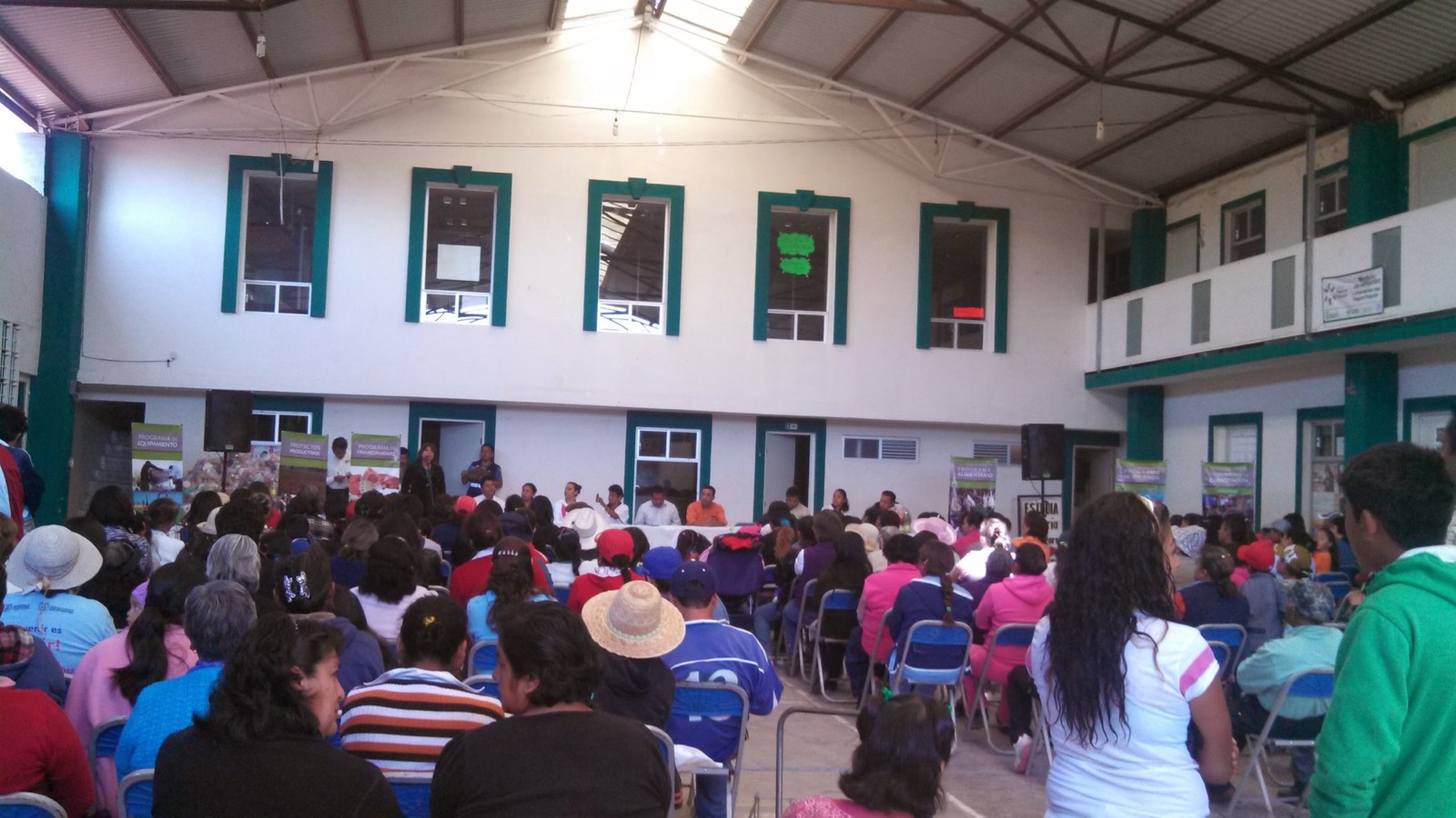 Salón con familias asistentes a la entrega de despensas en Huamantla, 2014