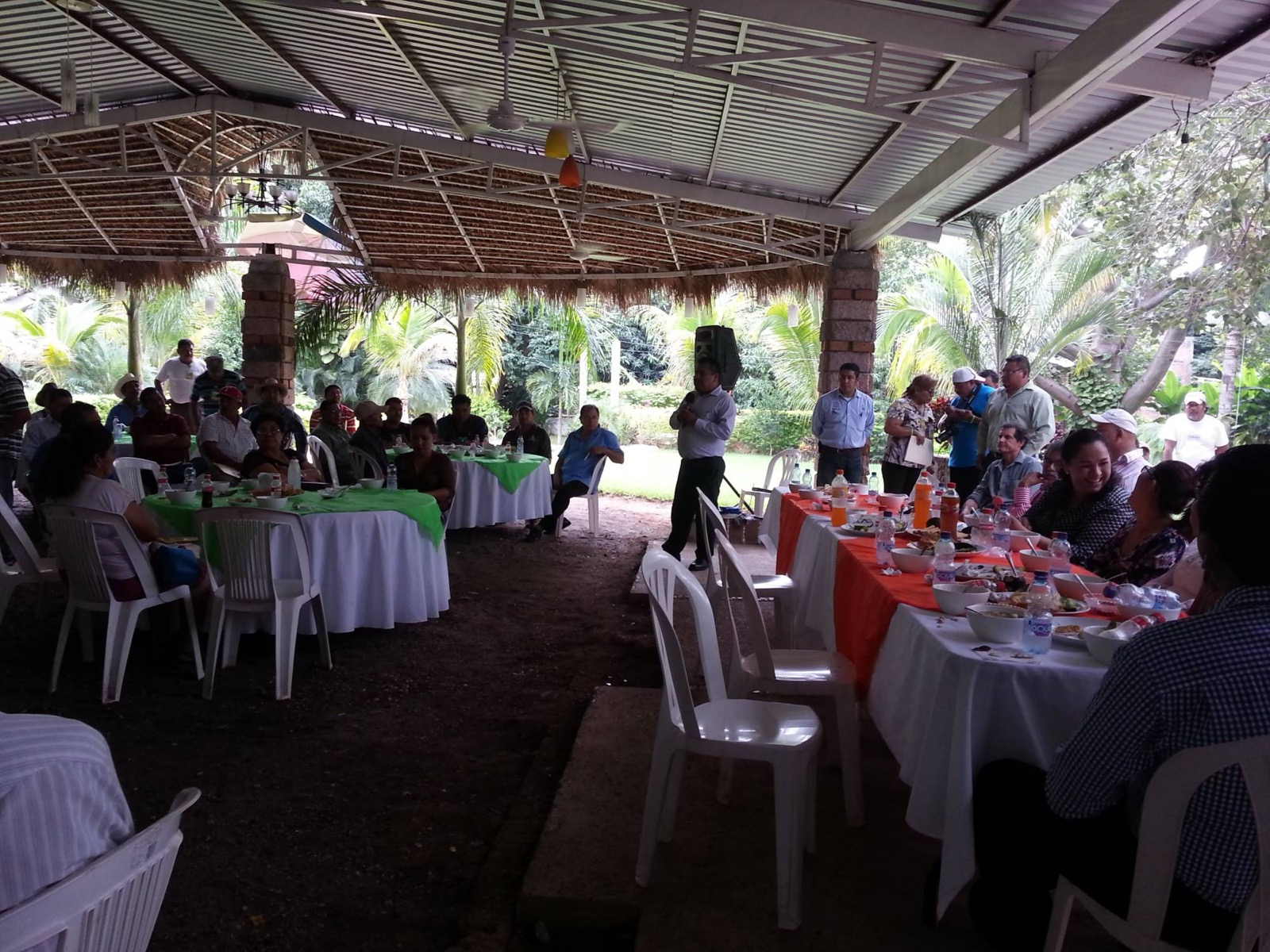 Productores reunidos bajo una palapa durante la reunión en Cuetzala del Progreso, 2015