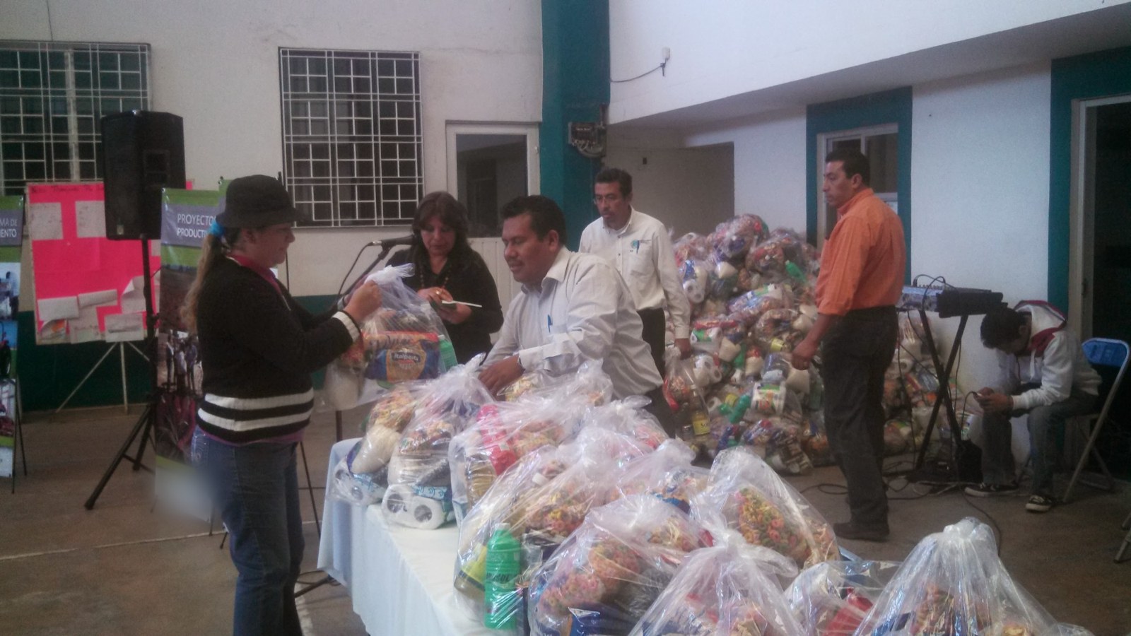 Entrega de despensas a una familia en Huamantla, 2014
