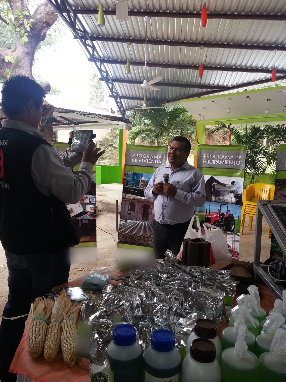 Productos y materiales mostrados durante la reunión con productores en Cuetzala del Progreso, 2015