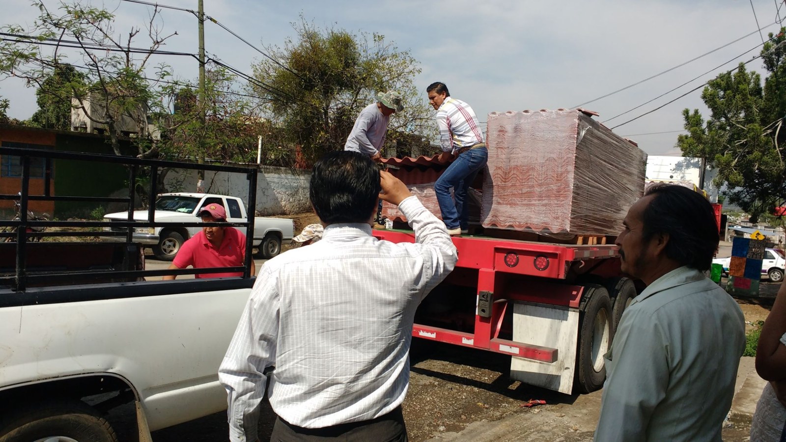 Descarga de láminas de fibrocemento en Tepoztlán, Morelos, 2016