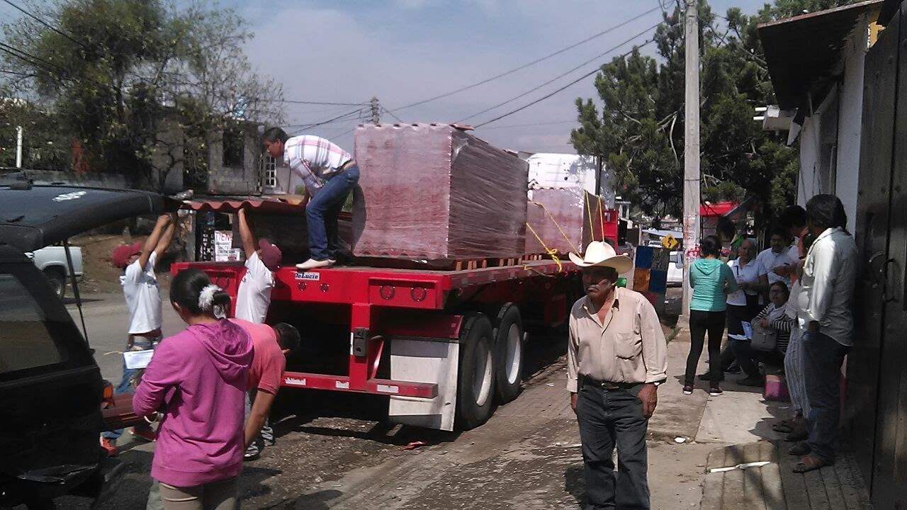 Descarga de láminas de fibrocemento de un tráiler en Tepoztlán, Morelos, 2016