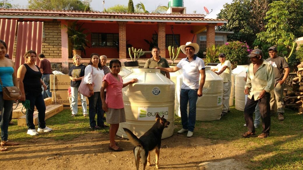 Participantes en la entrega de tinacos en Tepoztlán, Morelos, 2016