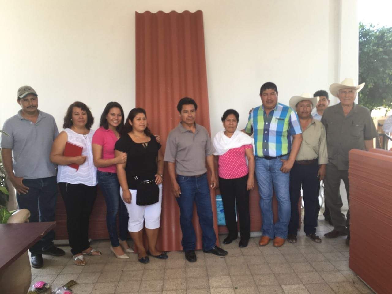 Grupo de participantes con una lámina de fibrocemento en Tepoztlán, Morelos, 2016