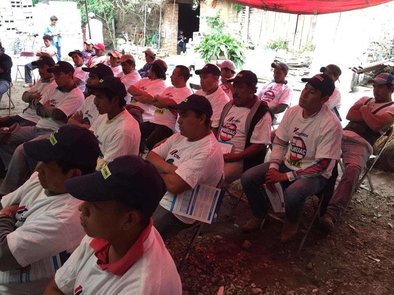 Trabajadores de la construcción durante el taller de capacitación en Acatzingo, Puebla, 2016