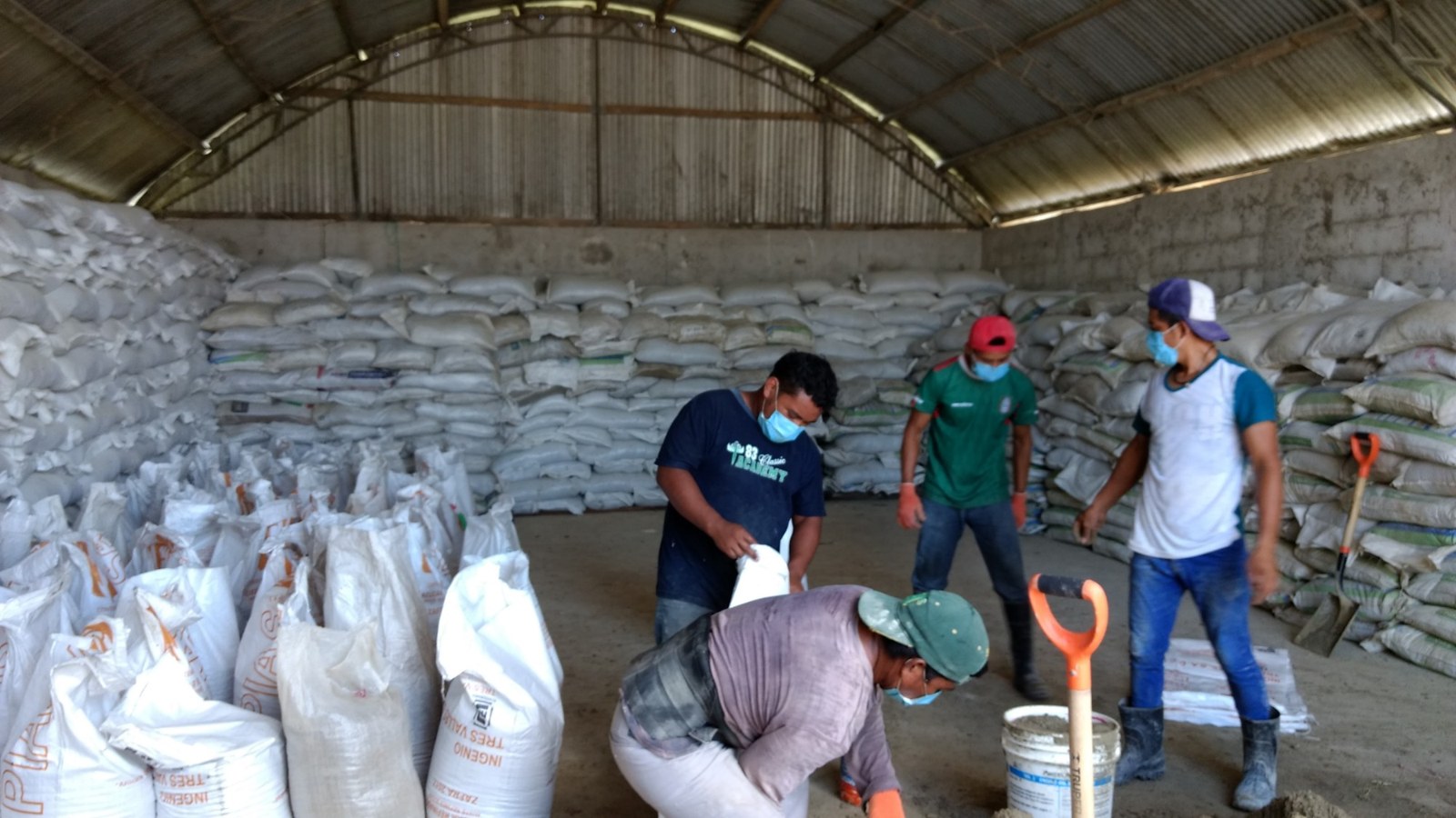 Trabajadores preparando fertilizante en una bodega en Ciudad Cárdenas, Tabasco, 2017