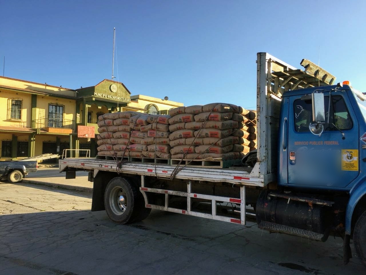 Camión con costales de cemento mortero frente al palacio municipal de Nazareno Etla, Oaxaca, 2018