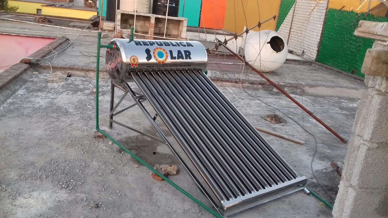 Calentador solar instalado en una azotea en los Valles Centrales de Oaxaca, 2018