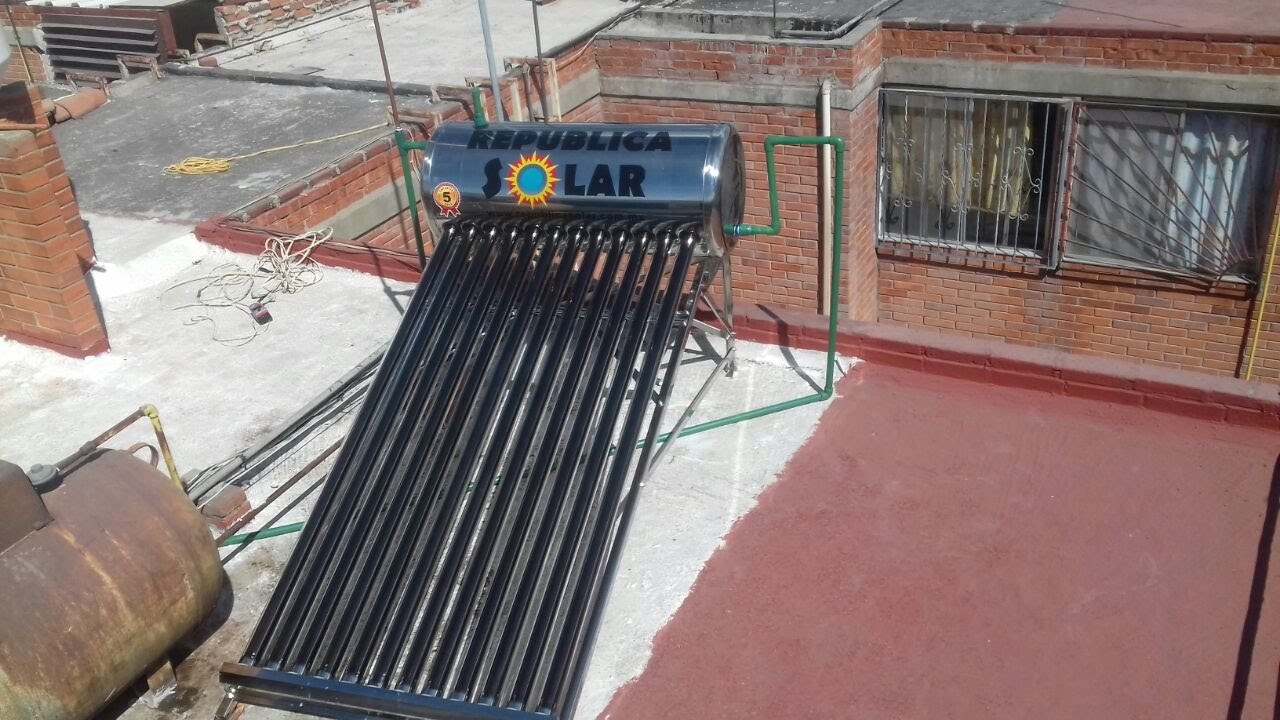 Calentador solar instalado en la azotea de una vivienda en los Valles Centrales de Oaxaca, 2018