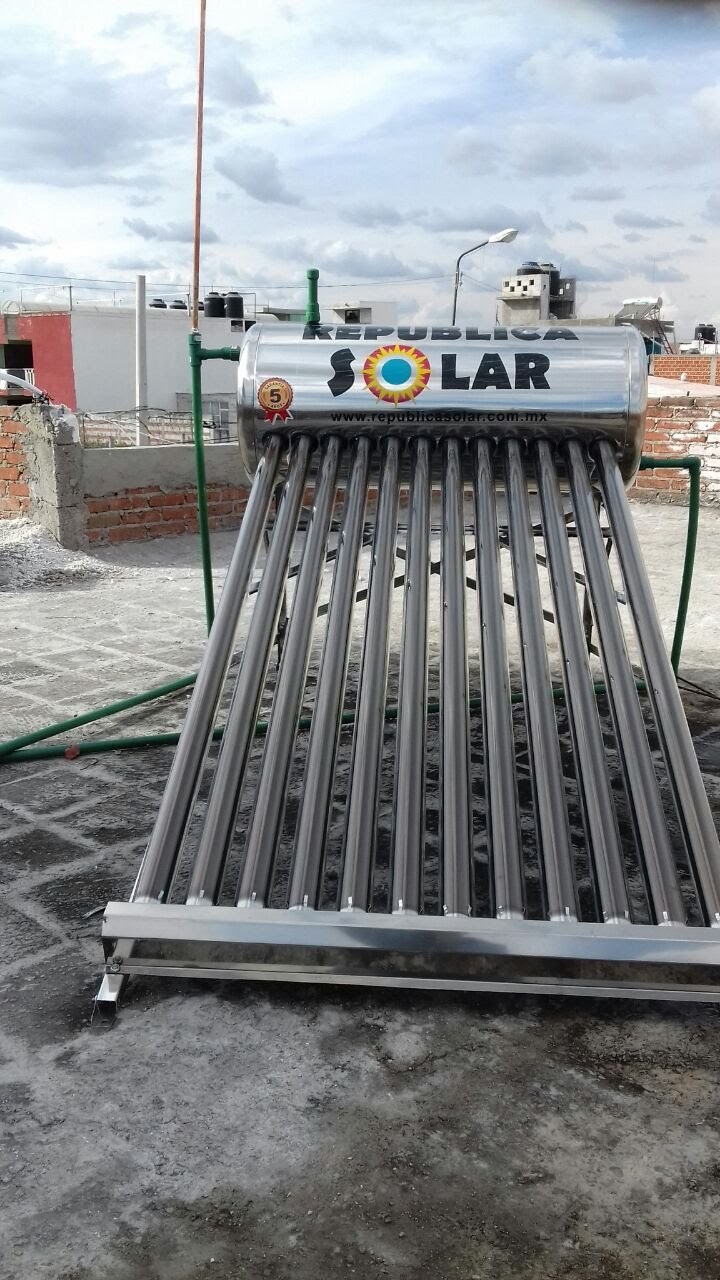 Calentador solar instalado en una azotea, Oaxaca, 2018