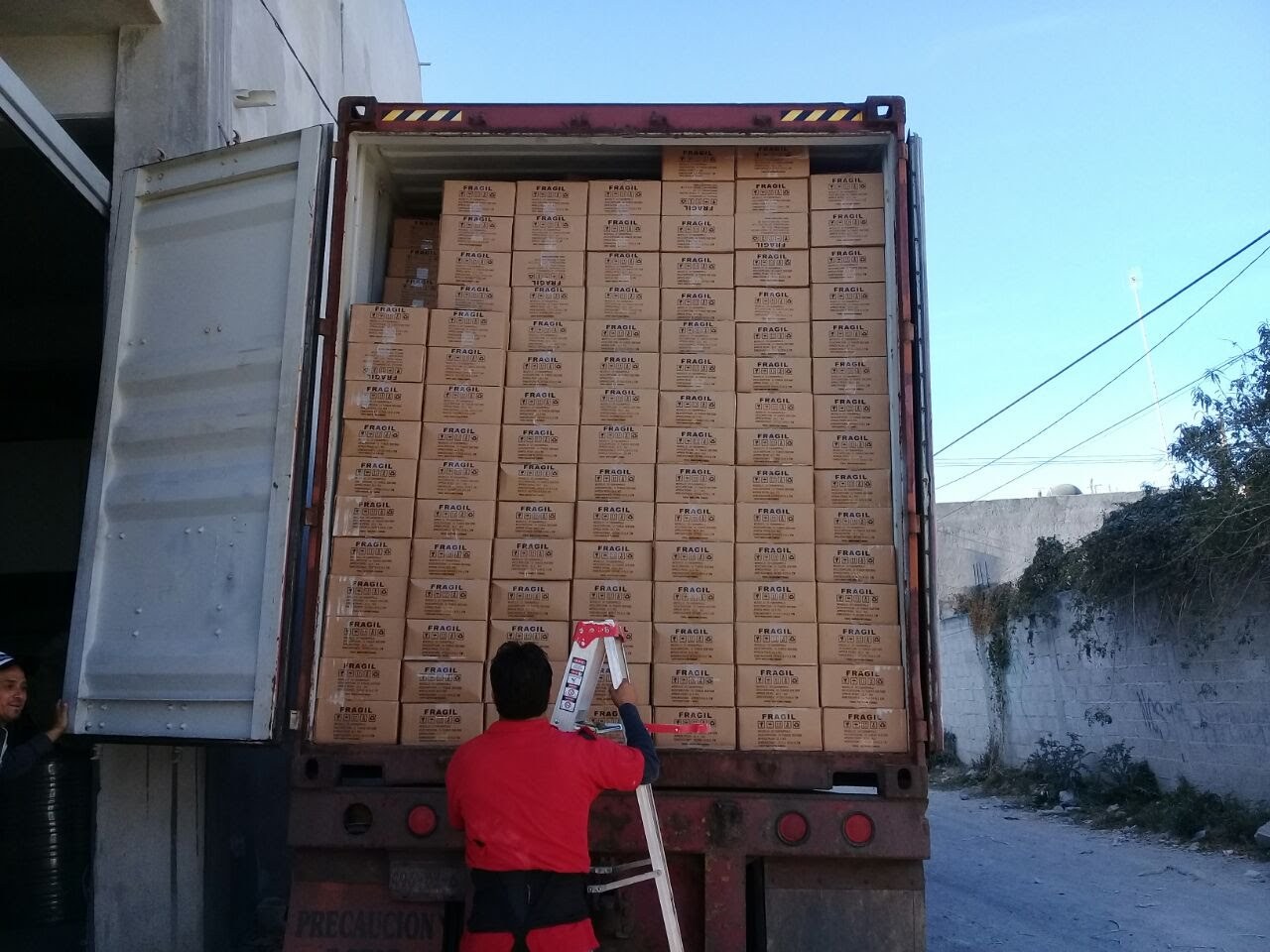 Contenedor con cajas del material de la entrega de calentadores solares, 2018