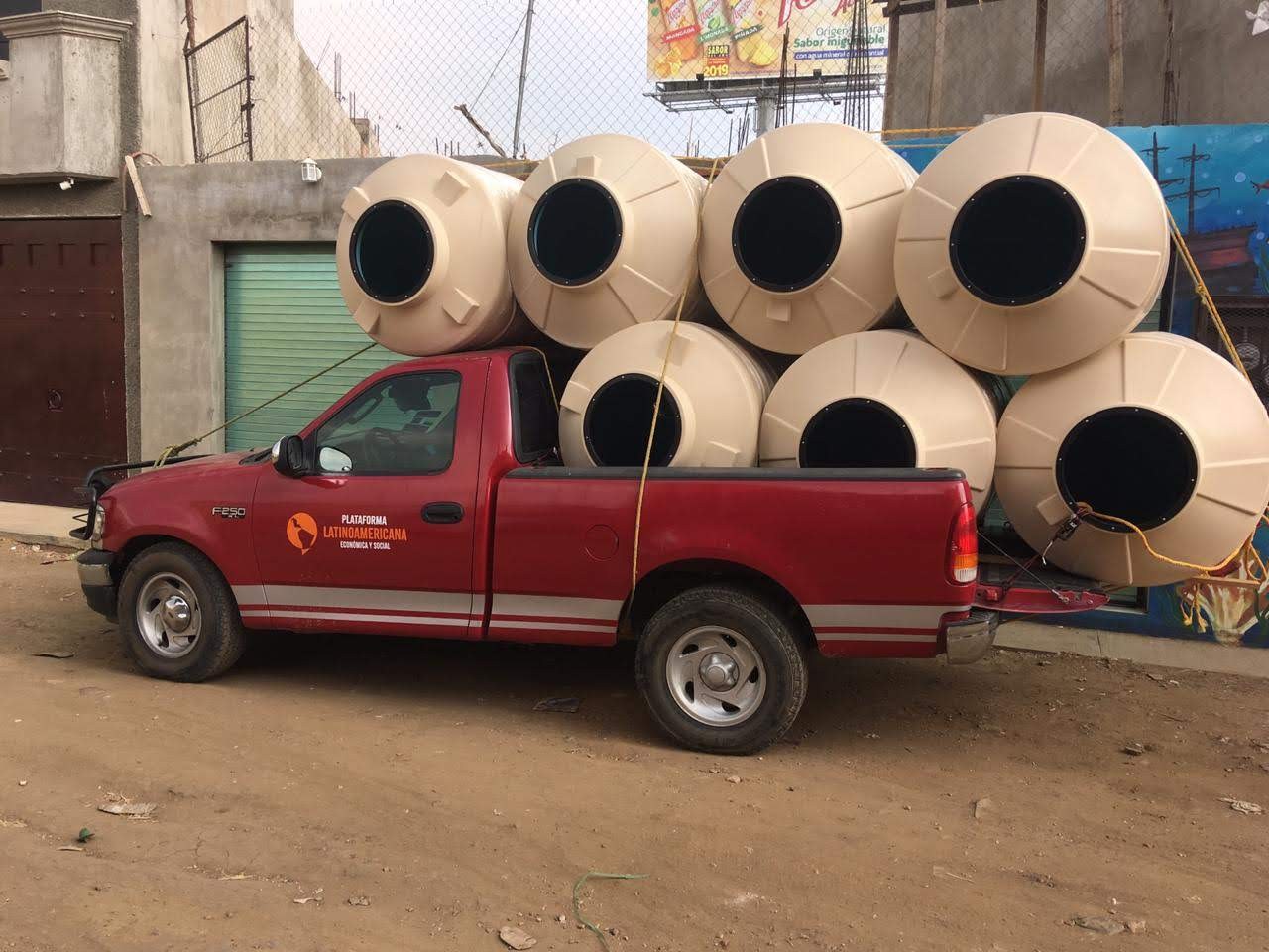 Camioneta con tinacos para su entrega en Puerto Escondido, Oaxaca, 2019