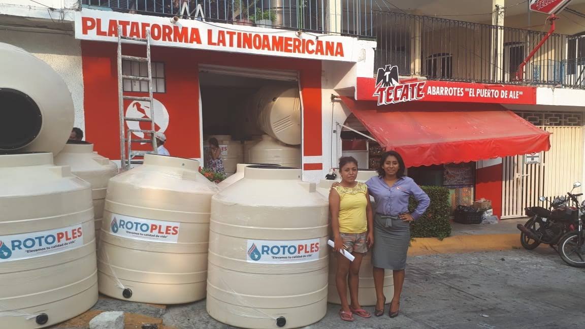 Entrega de tinacos a una beneficiaria en Puerto Escondido, Oaxaca, 2019
