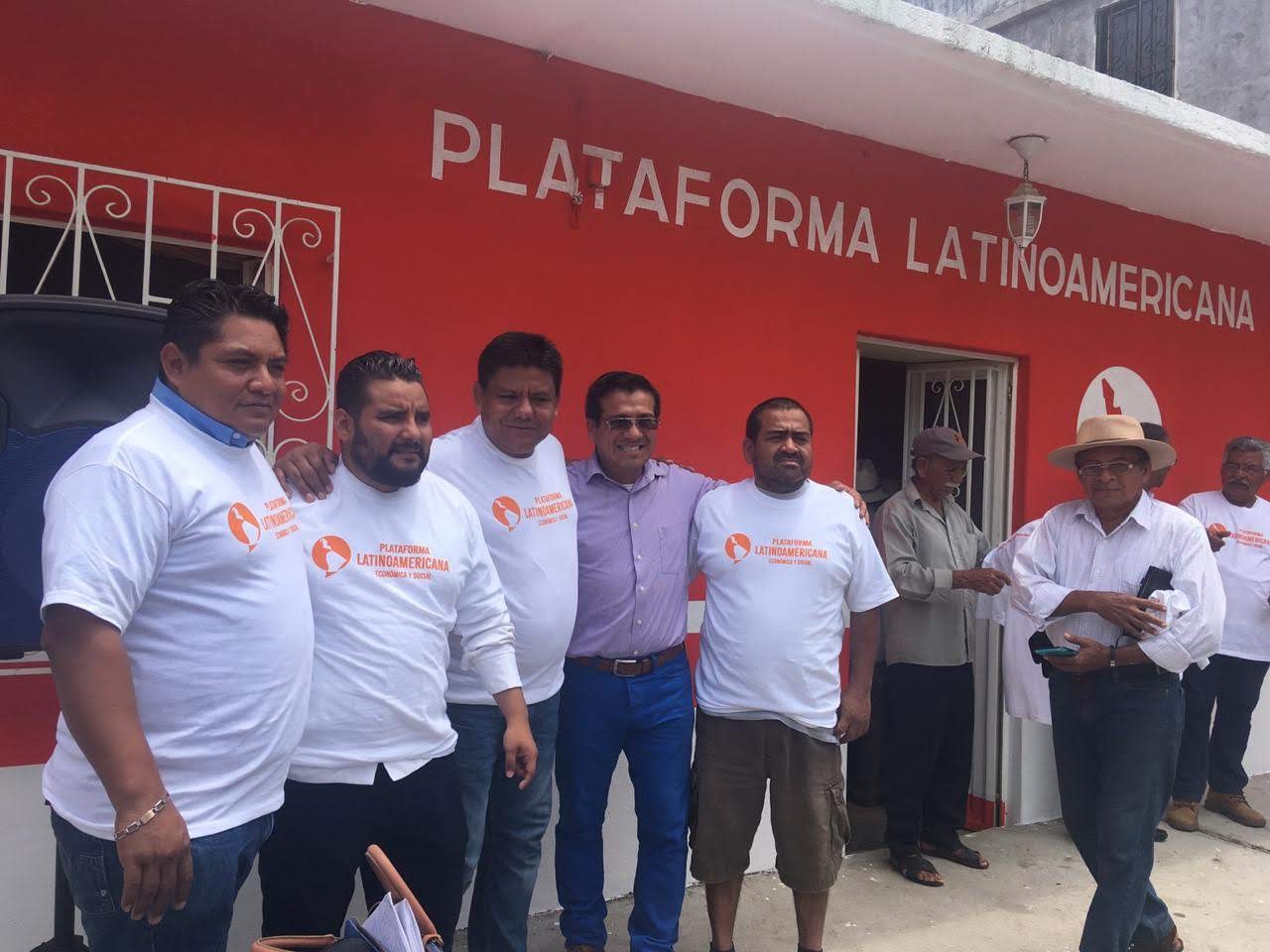 Equipo y asistentes frente a la oficina representativa de PLES en Tehuantepec, Oaxaca, 2019