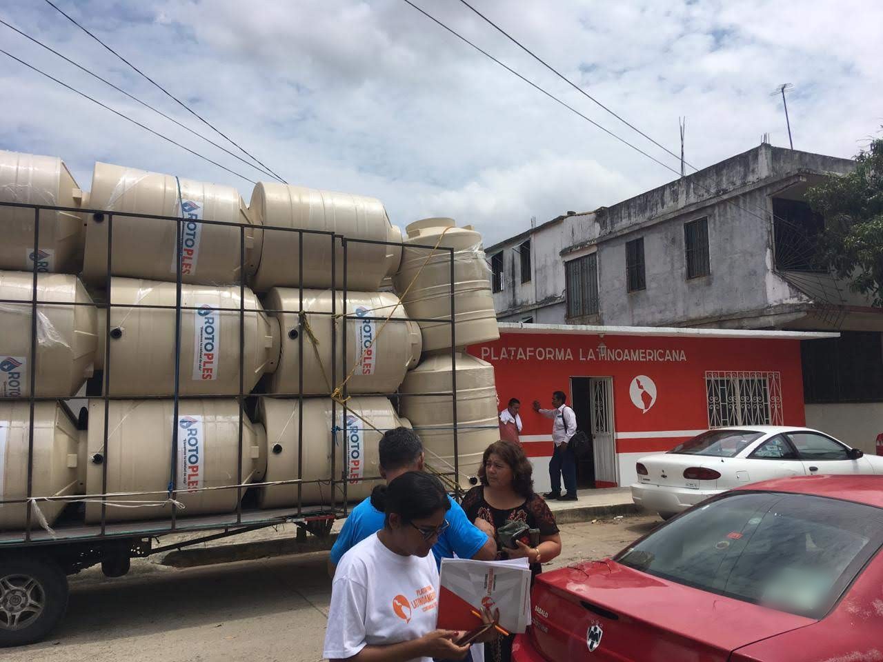 Camión con tinacos frente a la oficina representativa de PLES en Tehuantepec, Oaxaca, 2019