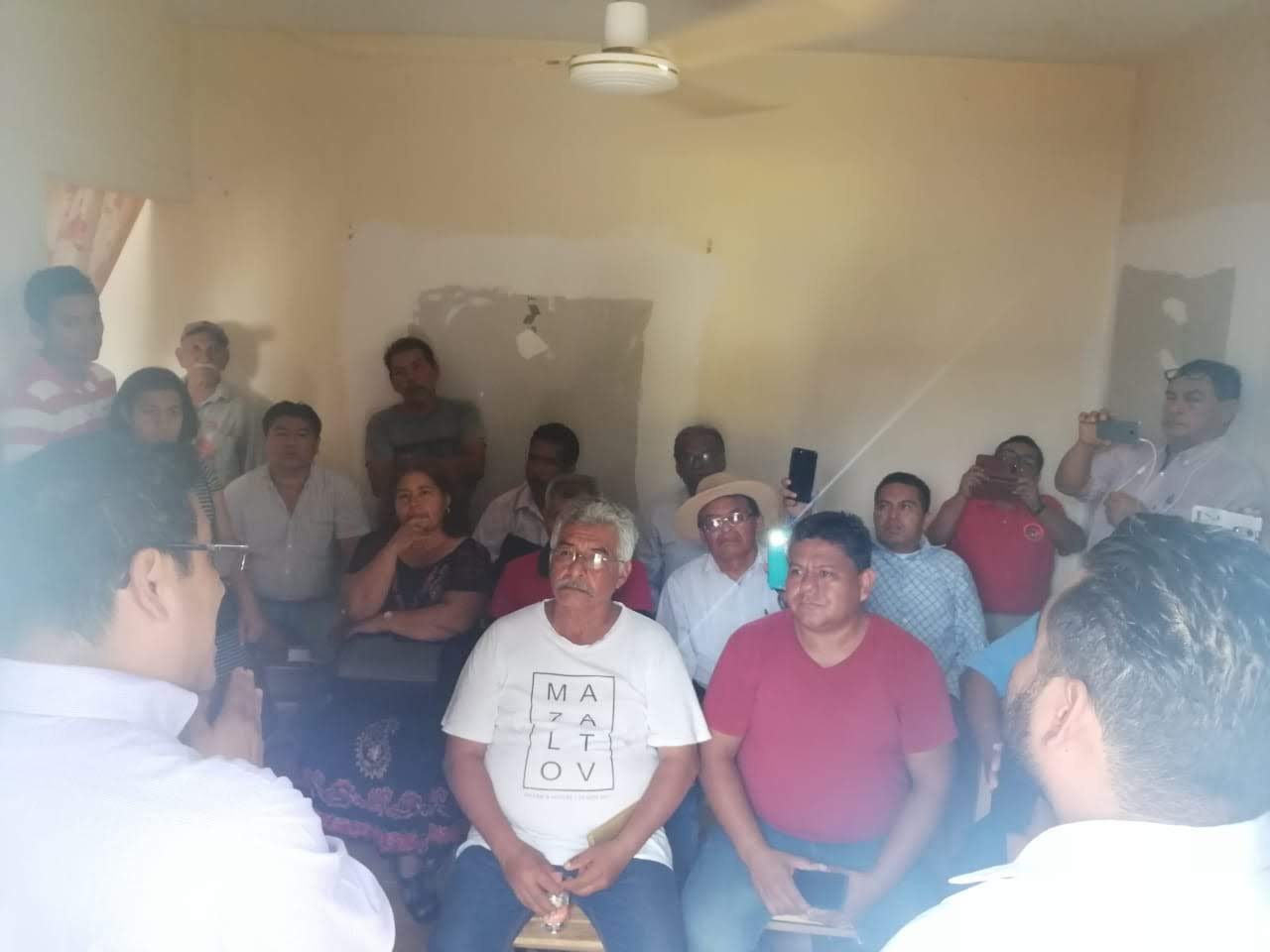 Personas reunidas durante la jornada de entrega de tinacos en Tehuantepec, Oaxaca, 2019