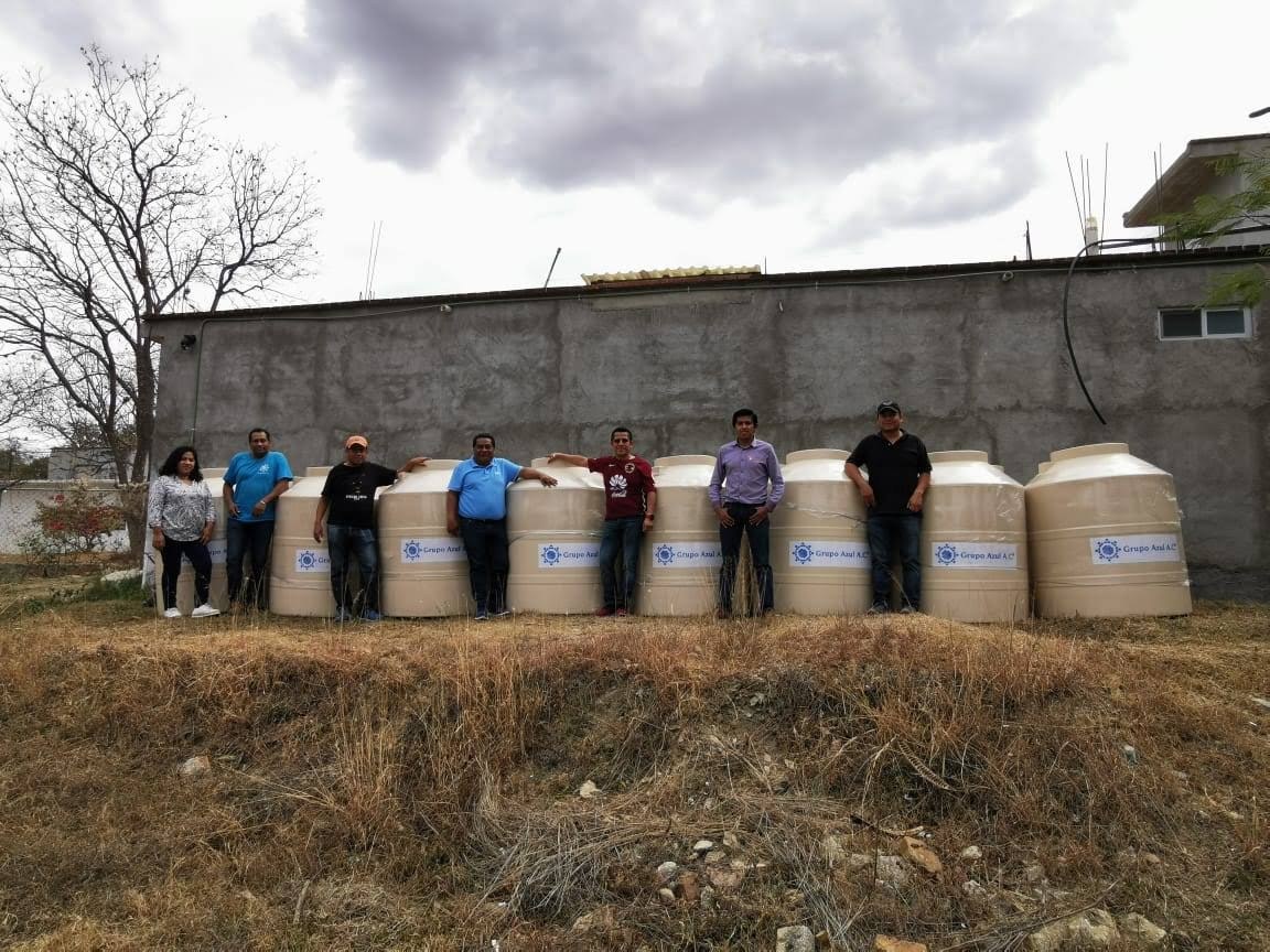 Integrantes de Grupo Azul, A.C. junto a los tinacos entregados en Oaxaca, 2020