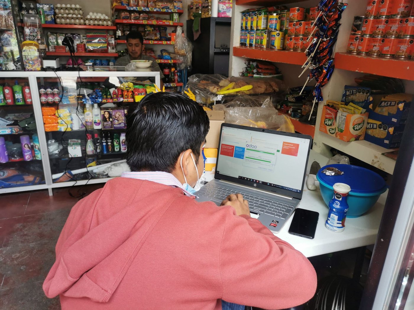 Instalación del sistema en una computadora portátil dentro de un negocio, Oaxaca, 2021