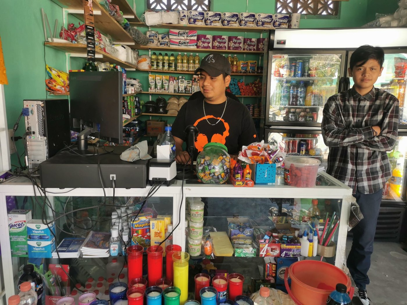 Tienda de abarrotes con equipo de cómputo y punto de venta, Oaxaca, 2021