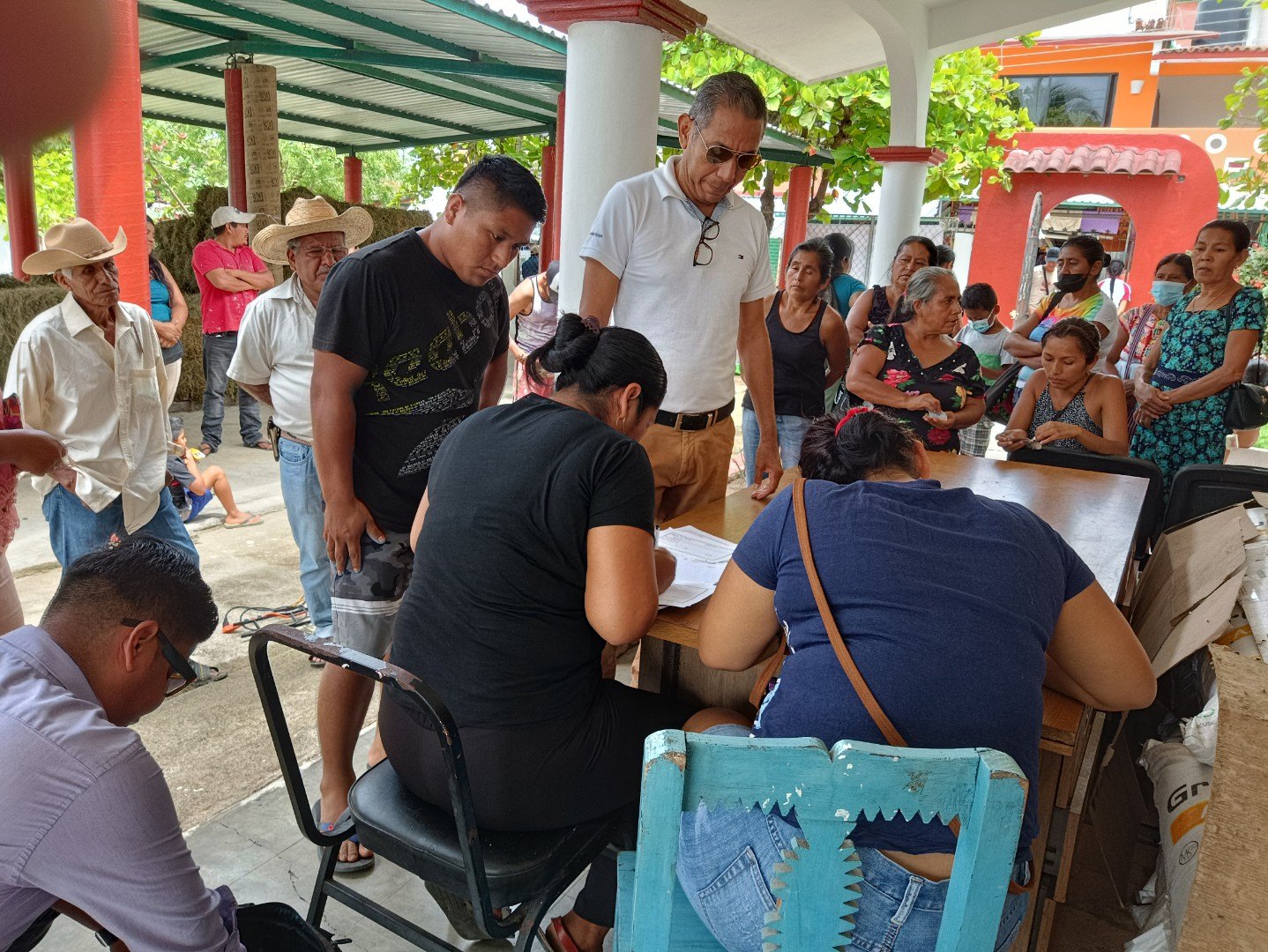 Registro de beneficiarios durante la entrega de láminas en San Pedro Mixtepec, Oaxaca, 2022