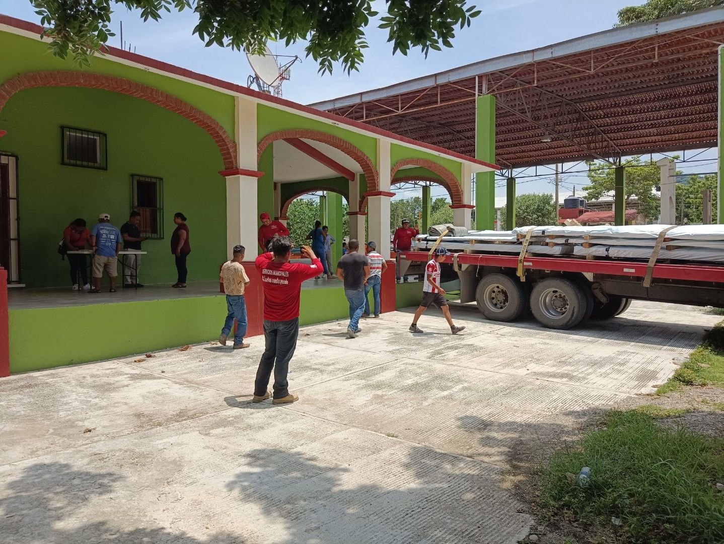 Camión con láminas llegando para su entrega en Villa de Tututepec de Melchor Ocampo, Oaxaca, 2022