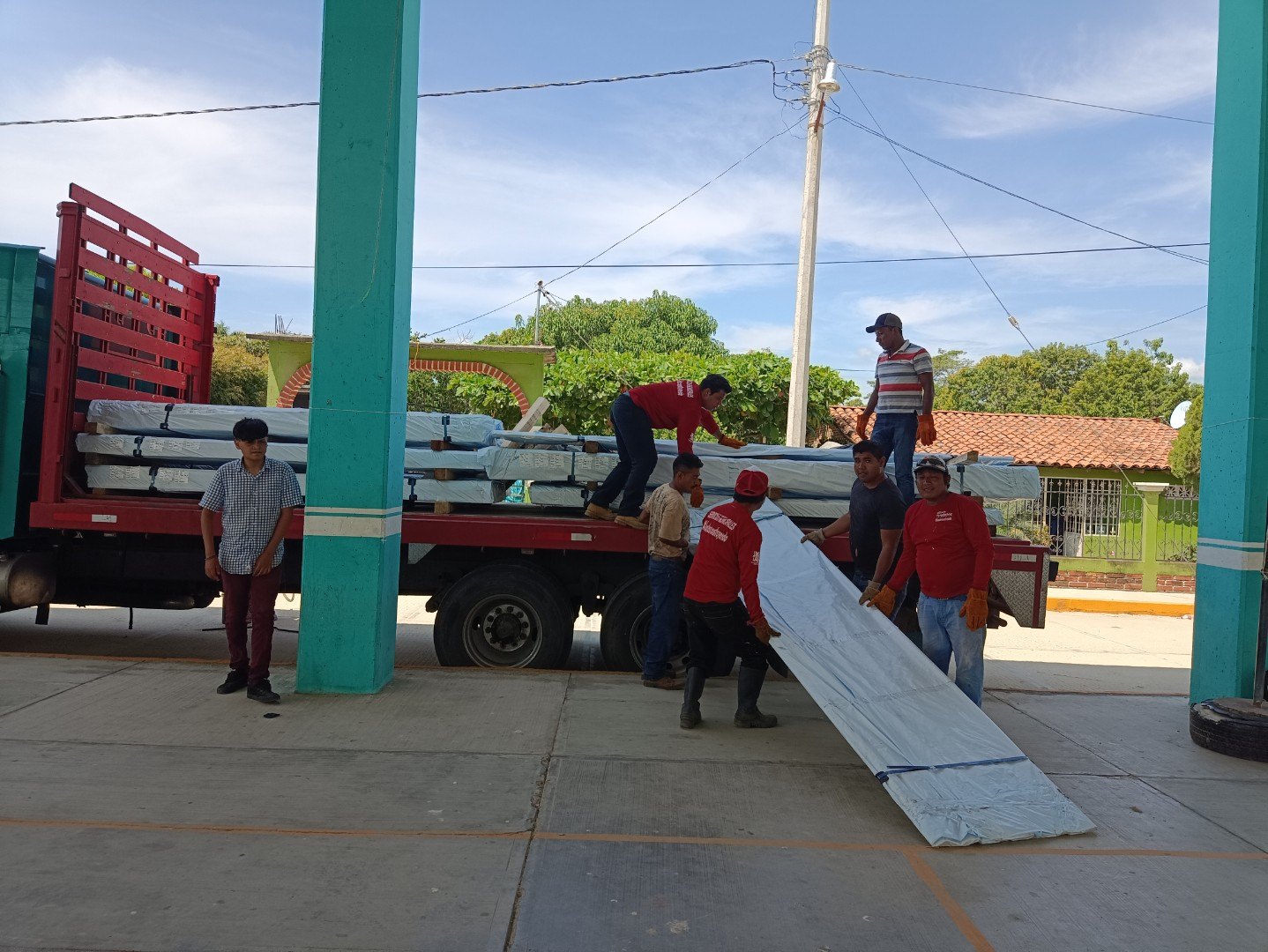Descarga de láminas desde el camión en Villa de Tututepec de Melchor Ocampo, Oaxaca, 2022