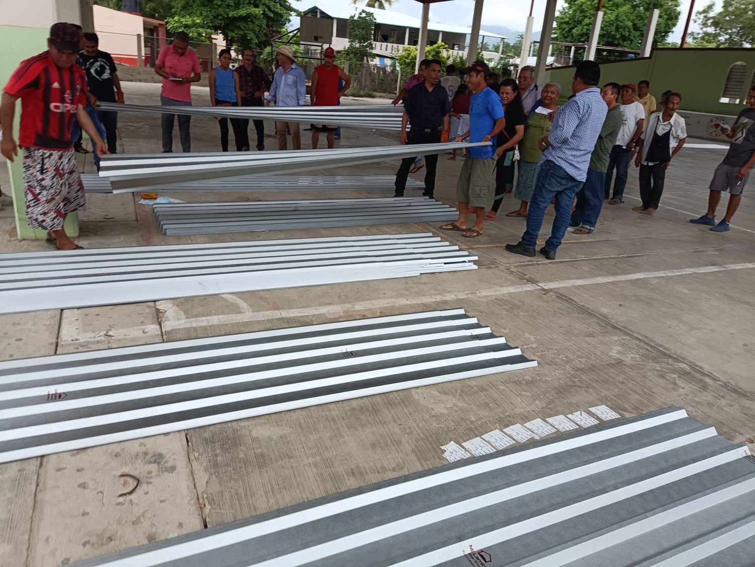 Entrega de láminas a beneficiarios en Villa de Tututepec de Melchor Ocampo, Oaxaca, 2022