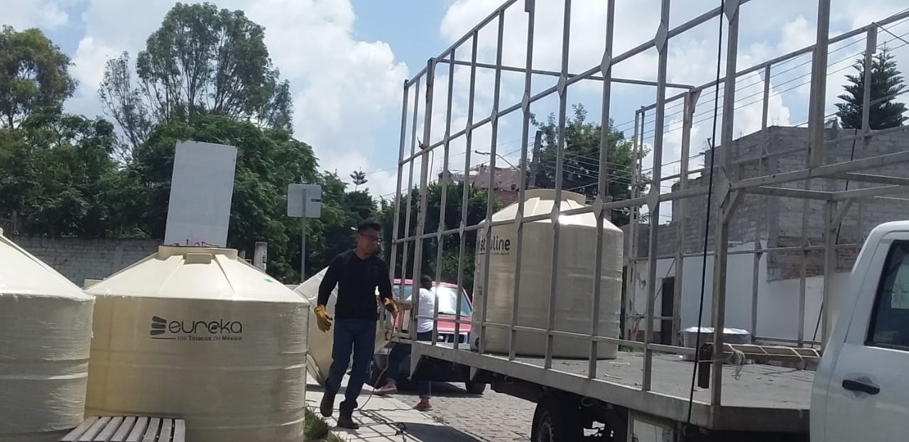 Descarga de tinacos desde un camión en Santa Rosa Jáuregui, Querétaro, 2022