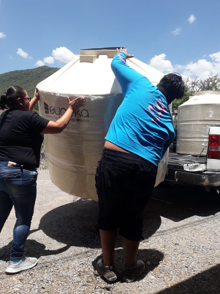 Colocación de un tinaco durante la entrega en Santa Rosa Jáuregui, Querétaro, 2022