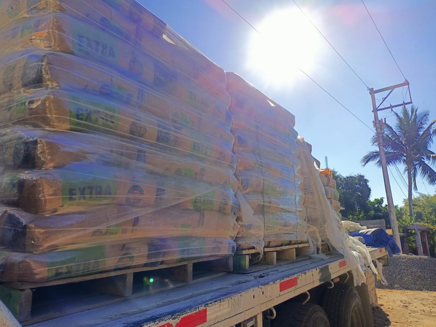 Cemento sobre un camión para su entrega en Santa María Colotepec, Oaxaca, 2023