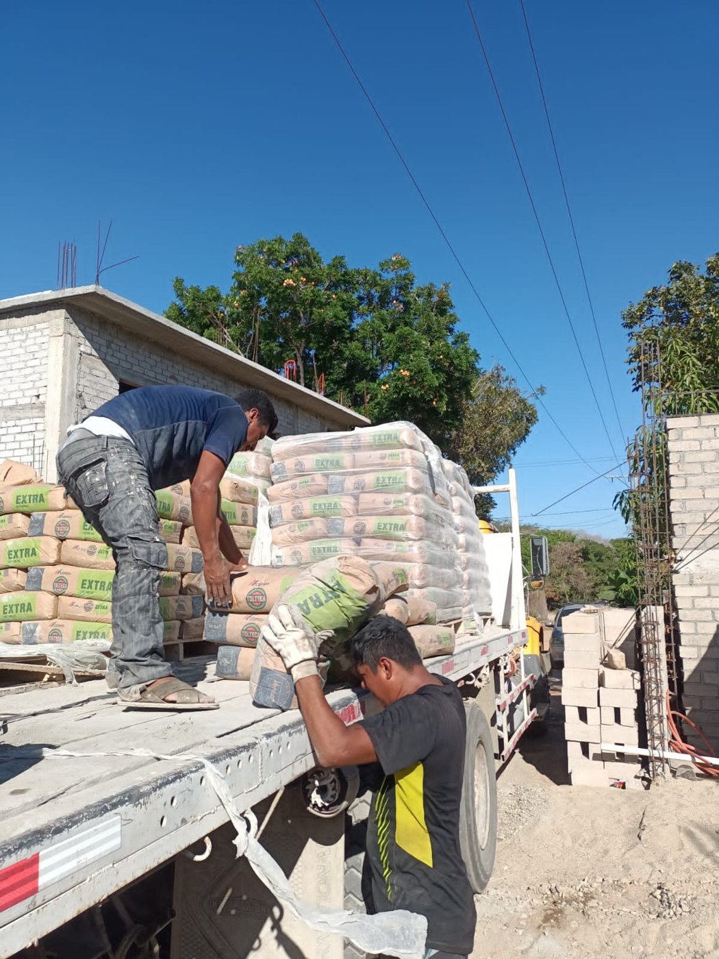 Descarga de bolsas de cemento en Santa María Colotepec, Oaxaca, 2023