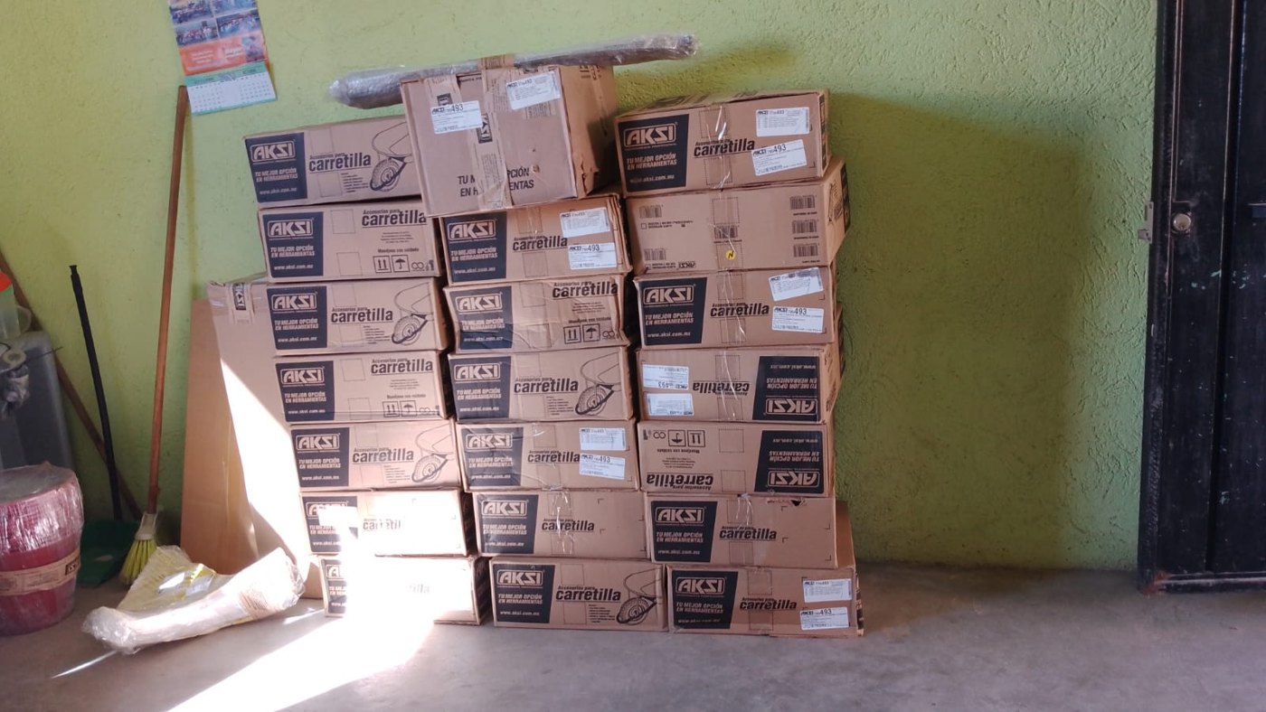 Cajas de herramientas resguardadas para su entrega en San Miguel Tlacamama, Oaxaca, 2024