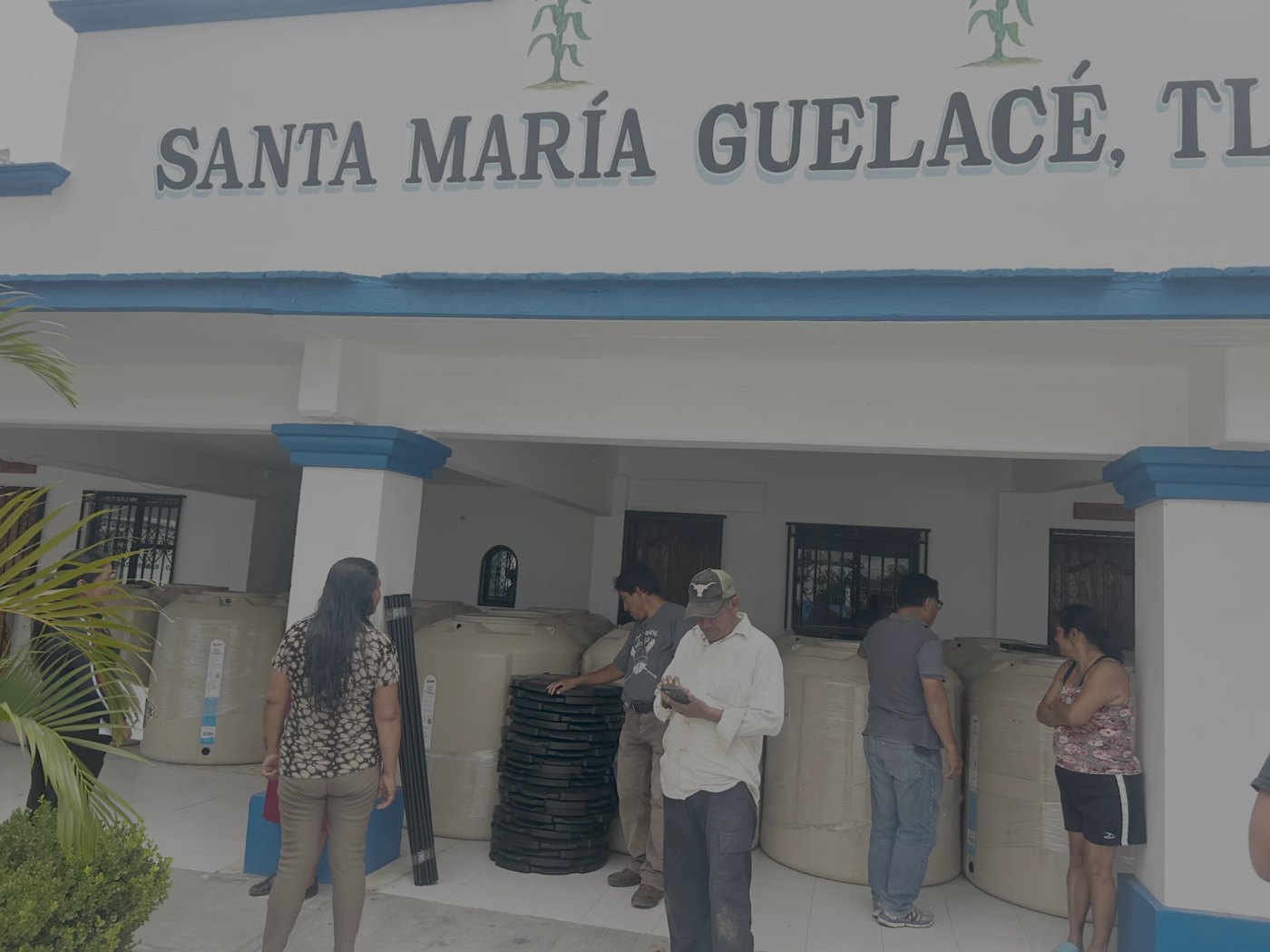 Entrega de tinacos en el palacio municipal de Santa María Guelacé, Oaxaca, 2024