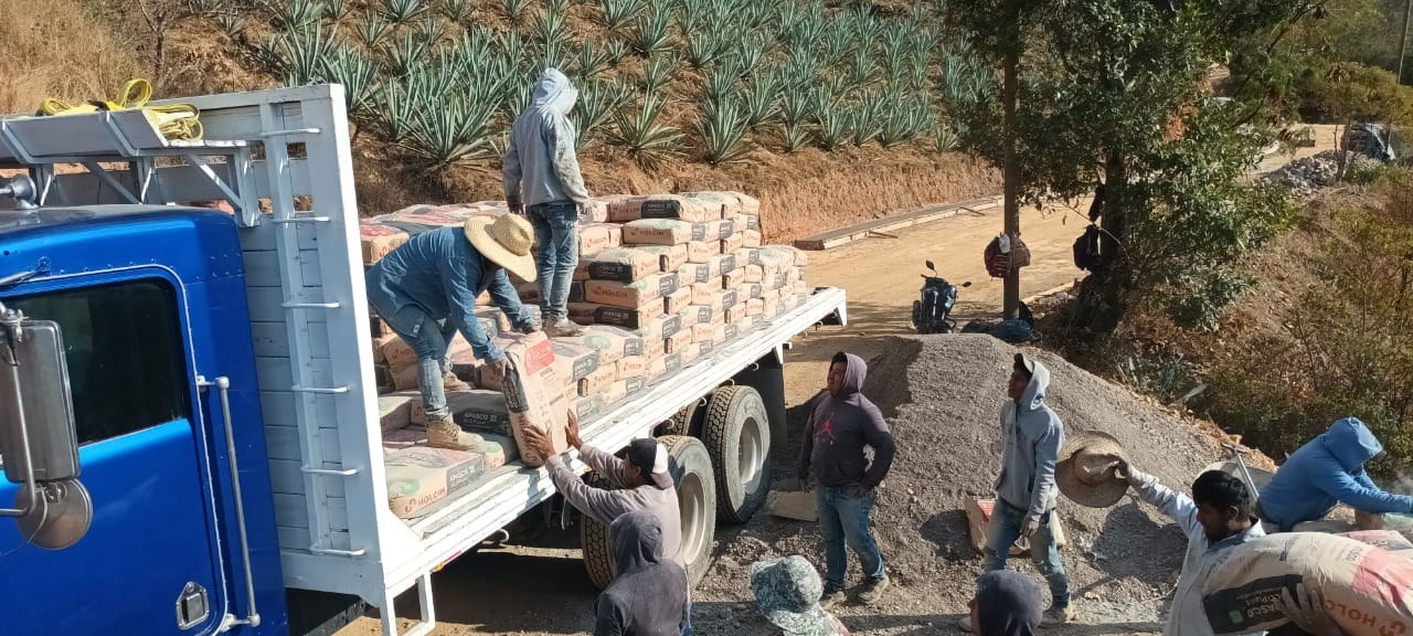 Descarga de cemento en Santo Domingo Albarradas, Oaxaca, 2025