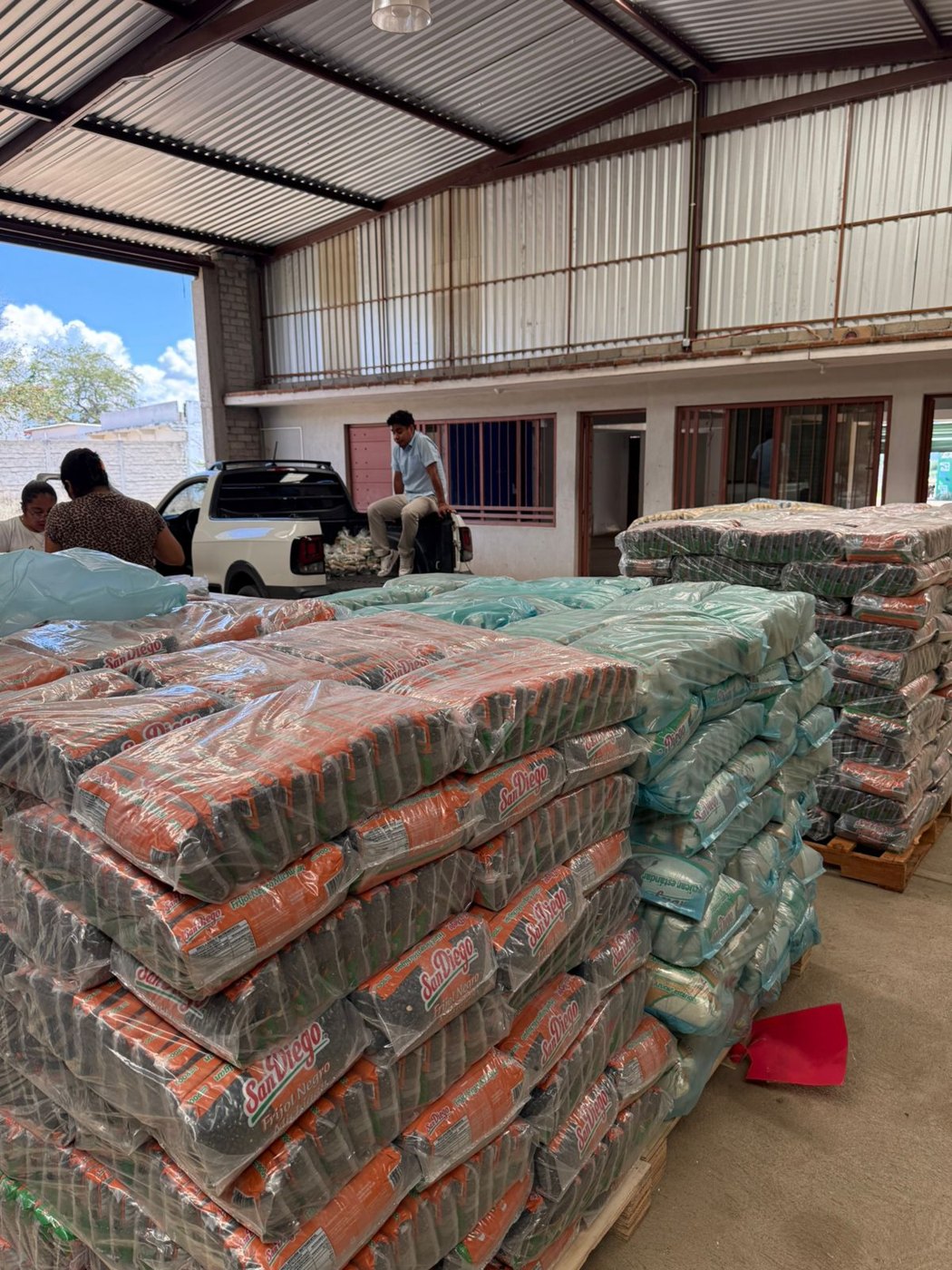 Despensas apiladas en una bodega para su entrega en Valles Centrales, Oaxaca, 2026