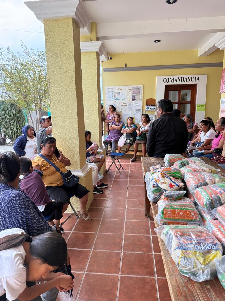 Familias reunidas durante la entrega de despensas en Valles Centrales, Oaxaca, 2026